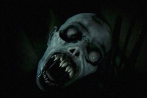 El terror juvenil de 'Tarot' nos presenta una genial colección de monstruos al estilo '13 fantasmas', pero acaban desaprovechados por empacho de sustos