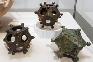 Los dodecaedros romanos de hace 1.700 años brotan de vez en cuando. Seguimos sin tener ni idea de para qué servían