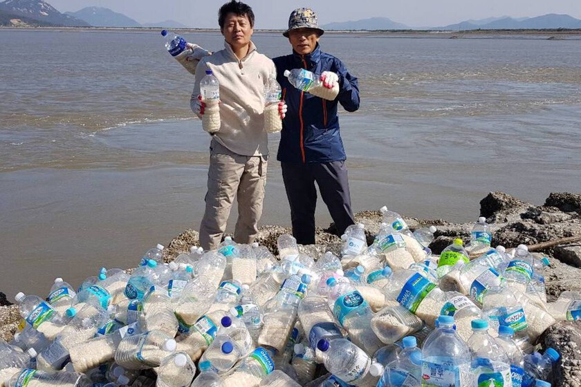 Este hombre lleva casi una década lanzando al mar botellas llenas de arroz desde Corea del Sur. Tiene buenas razones