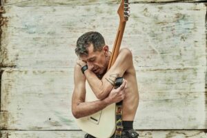 Drogas, punk y el aborto de la gallina. El documental que explora el fenómeno "hazlo tú mismo" que marcó a una generación