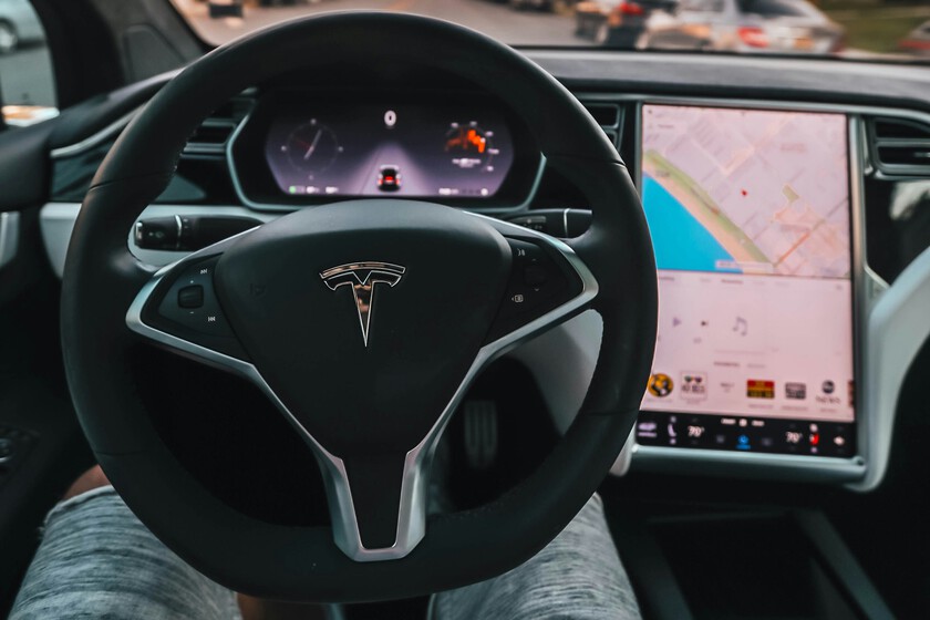 detenido un conductor sueco por conducir 40 kilómetros dormido gracias al Autopilot de Tesla