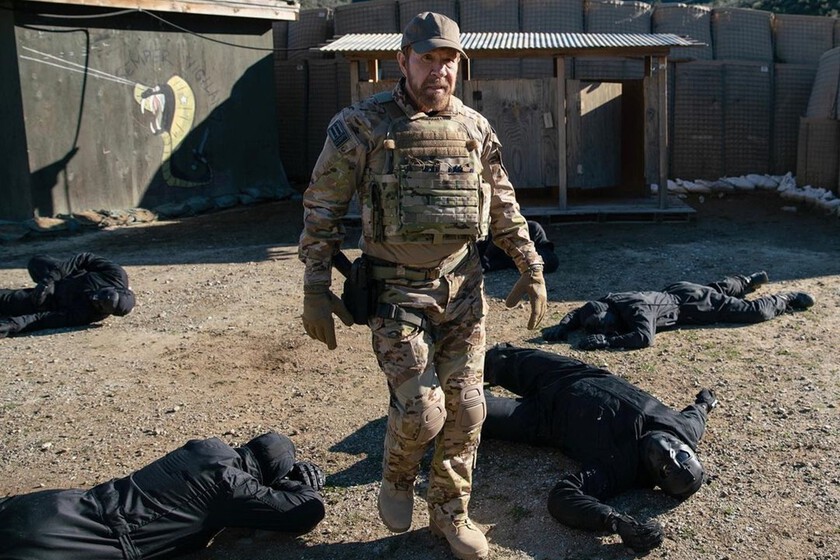 La película de ciencia ficción con la que Chuck Norris vuelve al cine 12 años después. Un espectáculo con alienígenas, acción y el protagonista de una serie legendaria de los 80