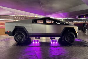 Nos hemos subido al Tesla Cybertruck y hemos confirmado lo imaginado: es una completa locura