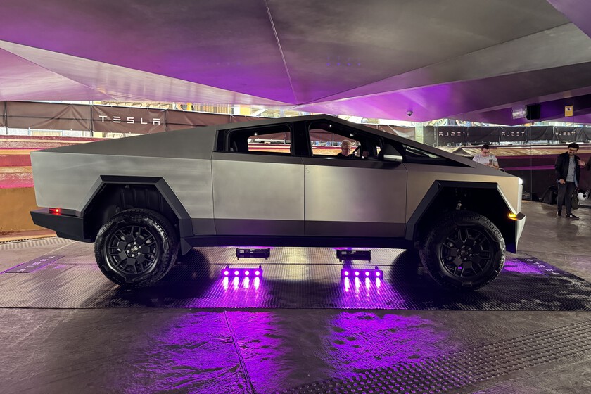 Nos hemos subido al Tesla Cybertruck y hemos confirmado lo imaginado: es una completa locura