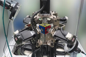 Este robot tiene un récord Guinness por resolver el cubo de Rubik. Es tan rápido que si parpadeas te lo pierdes, literalmente