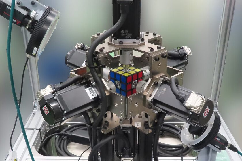 Este robot tiene un récord Guinness por resolver el cubo de Rubik. Es tan rápido que si parpadeas te lo pierdes, literalmente