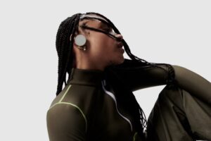 Tras Humane y Rabbit llega Iyo con sus auriculares basados en IA. Su aspecto es inenarrable