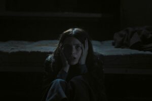 Apenas unas semanas después de su estreno, llega a Disney+ esta extraordinaria precuela de un clásico del terror satánico