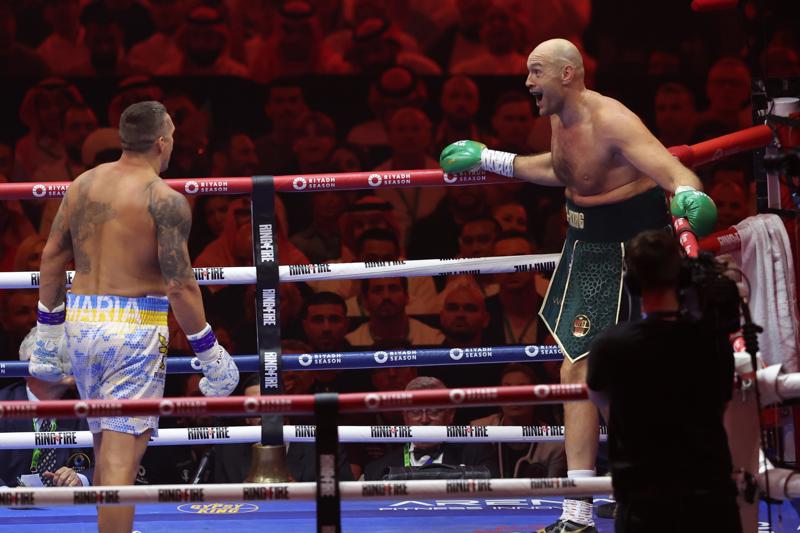 Riyadh (Saudi Arabia), 18/05/2024.- Tyson Fury (R) of Britain in action during his title bout against Oleksandr Usyk of Ukraine for Undisputed Heavyweight Champion, in Riyadh, Saudi Arabia, 18 May 2024. (Arabia Saudita, Ucrania, Reino Unido) EFE/EPA/ALI HAIDER