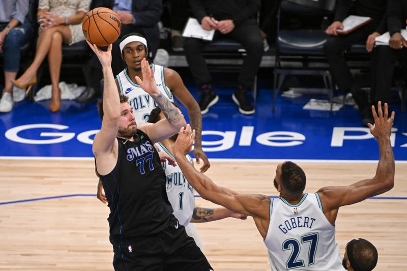 Irving y Doncic dan a Mavericks segunda victoria en final del Oeste