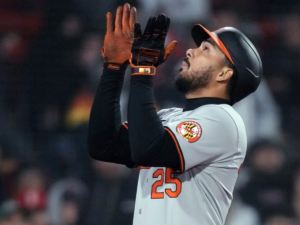 Santander dio jonrón clave en triunfo de Orioles