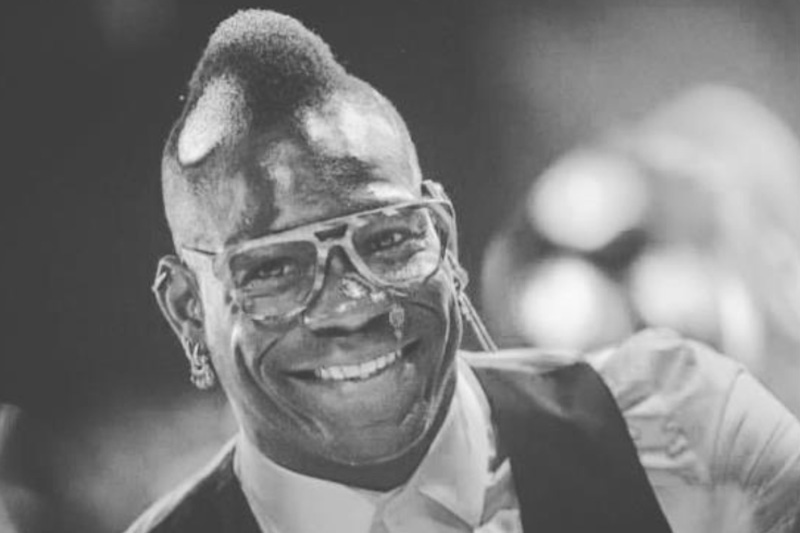 Mario Balotelli levanta la mano para jugar con el Boca Juniors