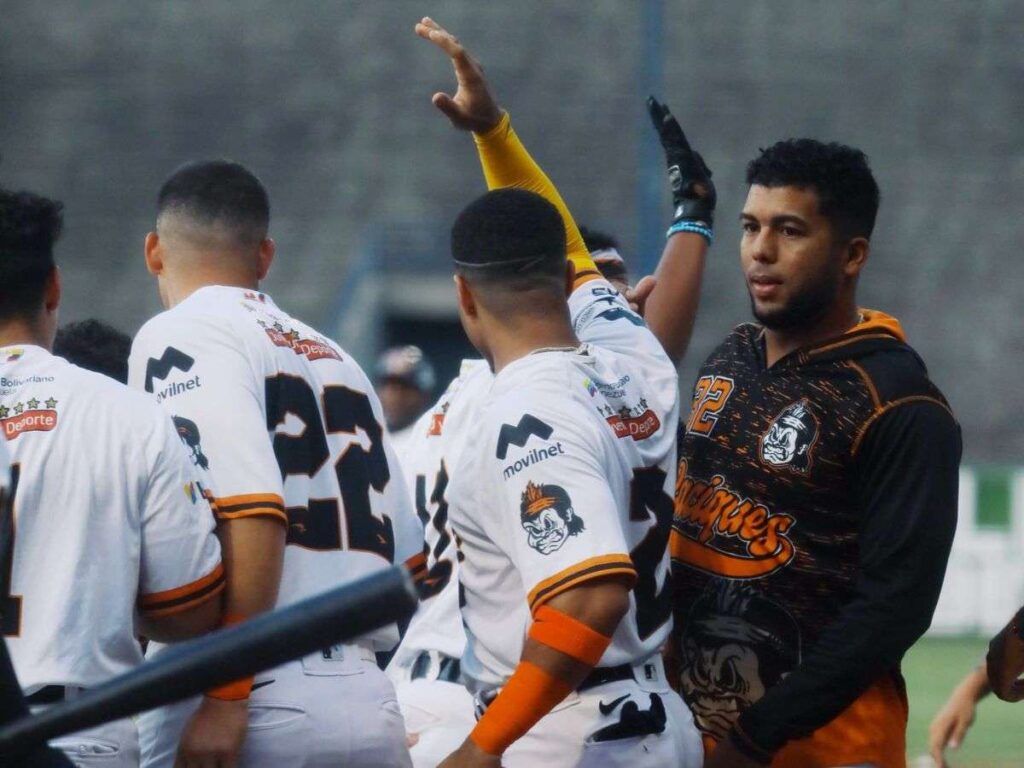 Eudis Idrogo guio victoria de Caciques