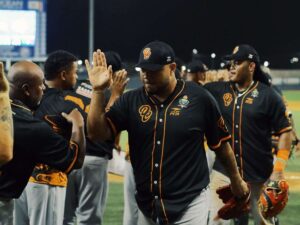 Caciques asaltó el primer lugar de la Liga Mayor