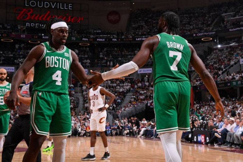 Celtics suman otra victoria ante Cavaliers y se acercan a la Final
