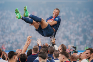 Kylian Mbappé alza la Copa de Francia en su último partido con el PSG. (Foto: 'X' Kylian Mbappé)
