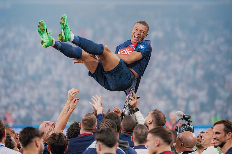 Kylian Mbappé alza la Copa de Francia en su último partido con el PSG. (Foto: 'X' Kylian Mbappé)