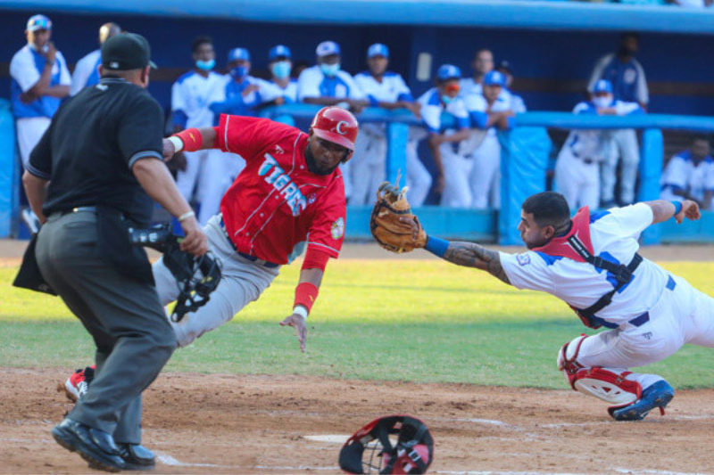 Sancionan a árbitro cubano que uso nombre falso y cinco técnicos más