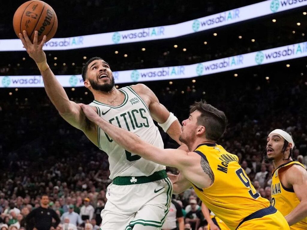 Tatum comandó el primer triunfo de Celtics