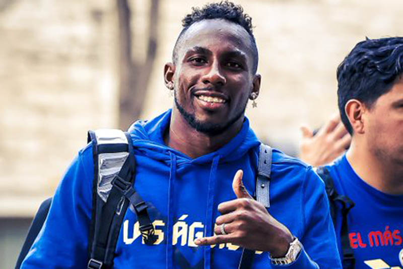 Julián Quiñones tendría un pie fuera del Club América