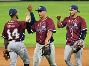 Marineros remontó en Caracas con nueve carreras en el noveno