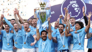 La Premier League se define este domingo con dos trofeos