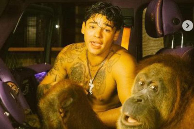 Ryan García ahora aparece cantando con un orangután