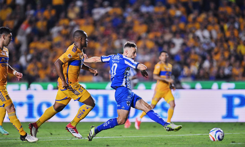 Sergio Canales, atacante de Rayados de Monterrey, al definir el primer gol en el 'Clásico Regio' de los cuartos de final en el Clausura 2024