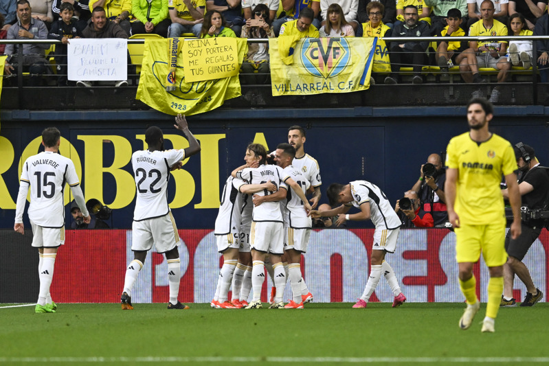 VILLARREAL, 19/05/2024.- Los jugadores del Real Madrid celebran el tercer gol del equipo madridista durante el encuentro correspondiente a la jornada 37 de Primera División que disputan hoy Domingo frente al Villarreal en el estadio de La Cerámica, en la localidad castellonense. EFE / Andreu Esteban.