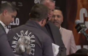 Saúl Canelo Álvarez se encara con Óscar De La Hoya