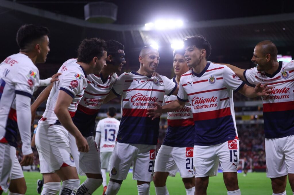 Chicharito, Chivas y tu.