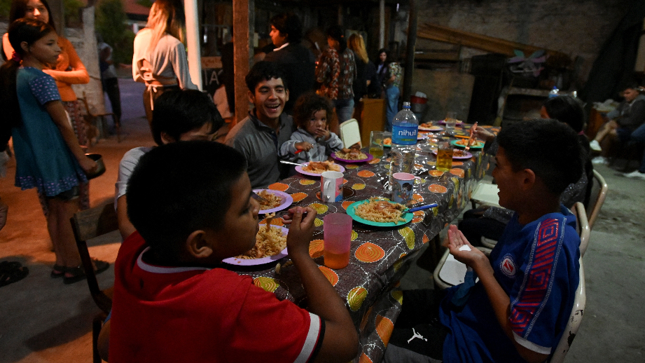 Justicia argentina ordena al gobierno de Milei entregar alimentos a comedores comunitarios
