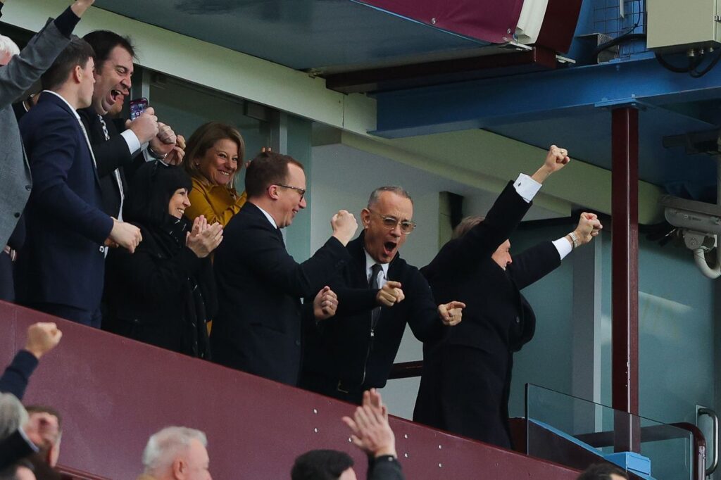 Tom Hanks vibra con el empate del Aston Villa (Vídeo)