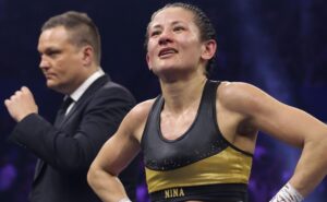 Nina Hughes avergonzada después del error del presentador en su pelea