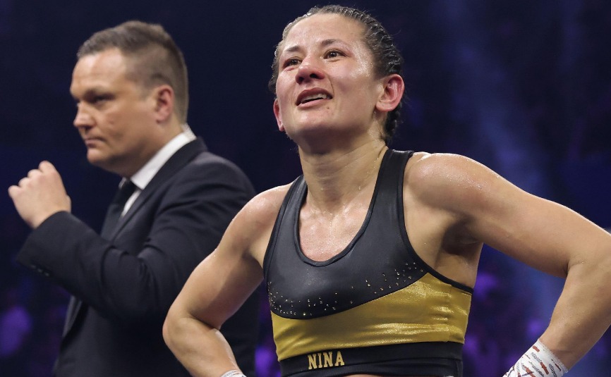 Nina Hughes avergonzada después del error del presentador en su pelea
