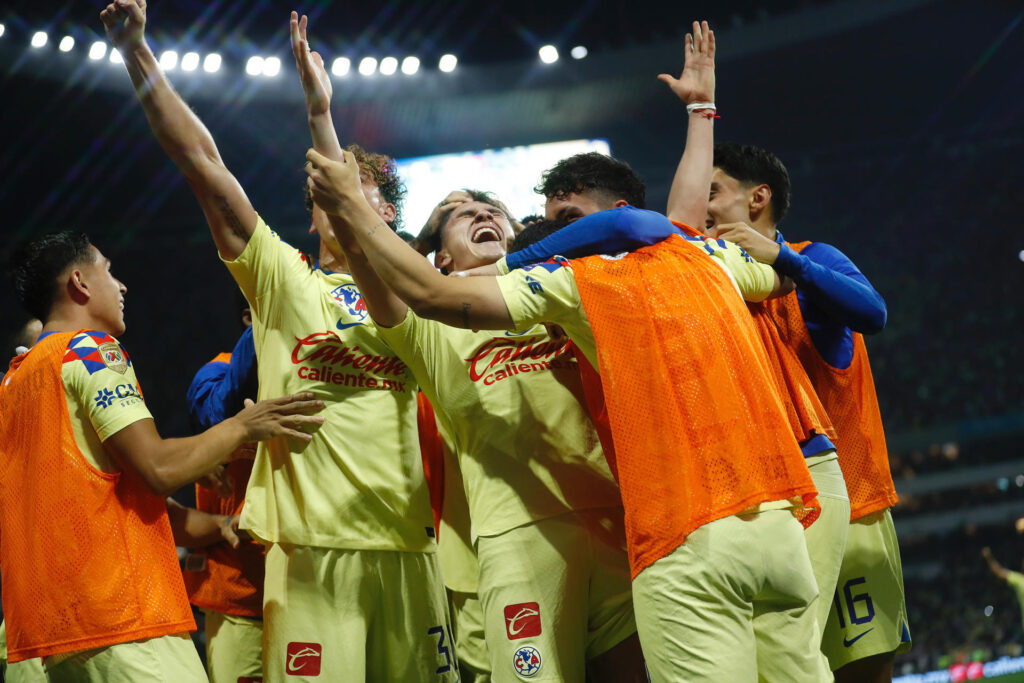 Jugadores del América fueron registrados este sábado, 18 de mayo, al celebrar un gol que Israel Reyes (c) le anotó a las Chivas de Guadalajara, durante el partido de vuelta de esta llave semifinal torneo Clausura 2024 de la Liga mexicana de fútbol, en el estadio Azteca de Ciudad de México. EFE/Sáshenka Gutiérrez