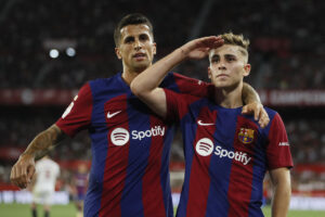 El delantero del FC Barcelona Fermín López (d) celebra su gol durante el último partido de LaLiga que Sevilla FC y FC Barcelona disputaron en el estadio Ramón Sánchez-Pizjuán, en Sevilla. EFE/José Manuel Vidal