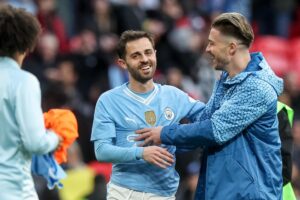 Los jugadores del Manchester City Bernardo Silva (I) y Jack Grealish (d) celebran la victoria en la primera semifnal de la FA Cup que han jugado Manchester City y Chelsea FC, en Londres, Reino Unido. Londres) EFE/EPA/NEIL HALL