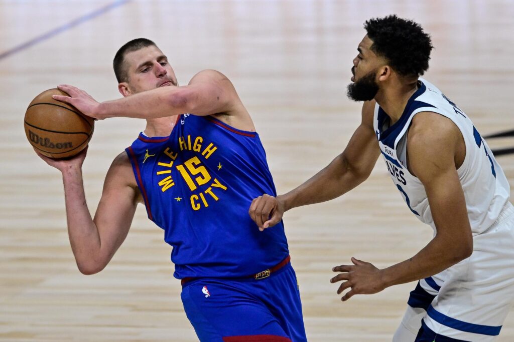 Fotografía del pívot de los Denver Nuggets Nikola Jokic (i) el pasado 4 de mayo. El serbio consiguió este miércoles su tercer MVP al Jugador Más Valioso de la temporada regular de la NBA, EFE/EPA/DUSTIN BRADFORD