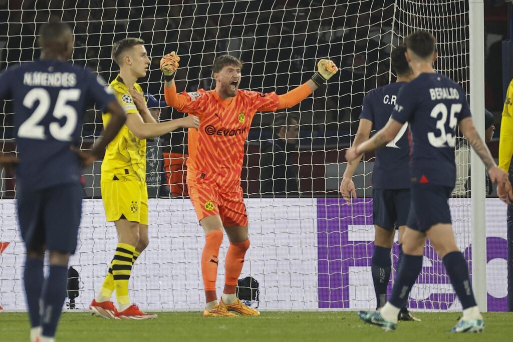 El portero Gregor Kobel durante el partido de vuelta de semifinales de la UEFA Champions League entre PSG y Dortmund en el Parque de los Príncipes de París.EFE/EPA/CHRISTOPHE PETIT TESSON
