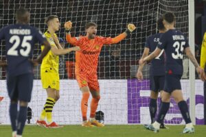 El portero Gregor Kobel durante el partido de vuelta de semifinales de la UEFA Champions League entre PSG y Dortmund en el Parque de los Príncipes de París.EFE/EPA/CHRISTOPHE PETIT TESSON