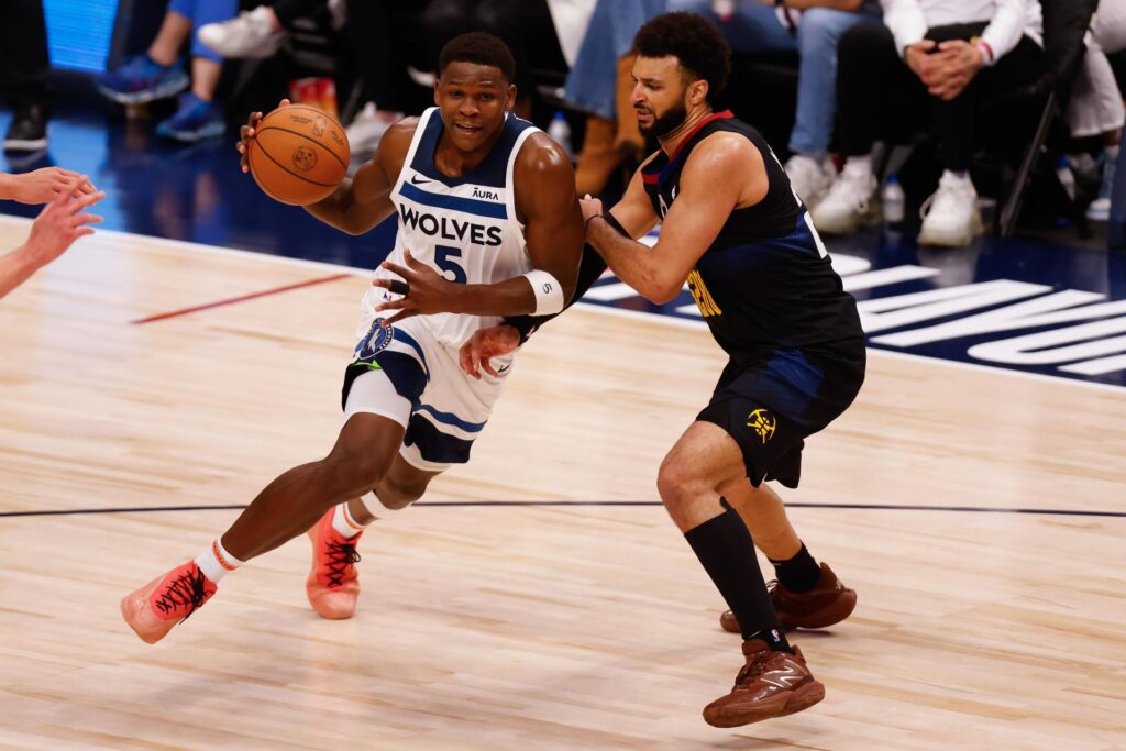 El base de los Minnesota Timberwolves, Anthony Edwards (i), entra a canasta obstaculizado por Jamal Murray. EFE/EPA/JUSTIN EDMONDS SHUTTERSTOCK OUT