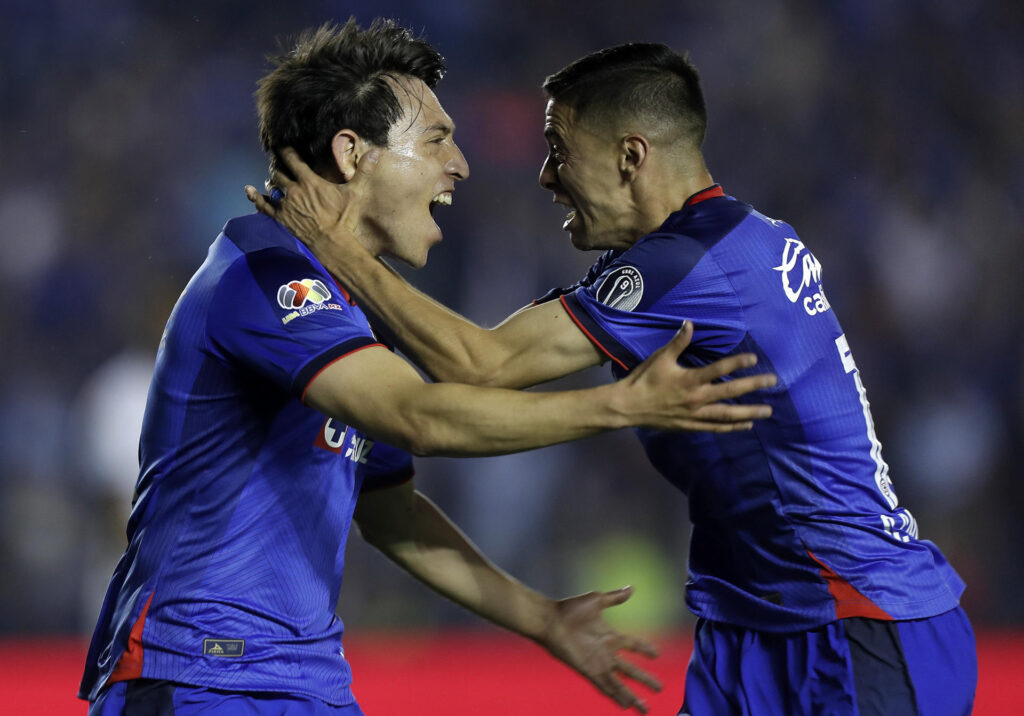 Alexis Gutiérrez (i) y Camilo Cándido, de Cruz Azul, fueron registrados este domingo, 12 de mayo, al celebrar un gol que le anotaron a los Pumas, durante el partido de vuelta de esta llave de los cuartos de final del torneo Clausura 2024 de la Liga mexicana de fútbol, en el estadio Ciudad de los Deportes, en Ciudad de México. EFE/Isaac Esquivel
