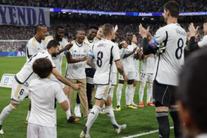 El centrocampista alemán del Real Madrid Toni Kroos en el estadio Santiago Bernabéu, en Madrid. . EFE/J.J. Guillen