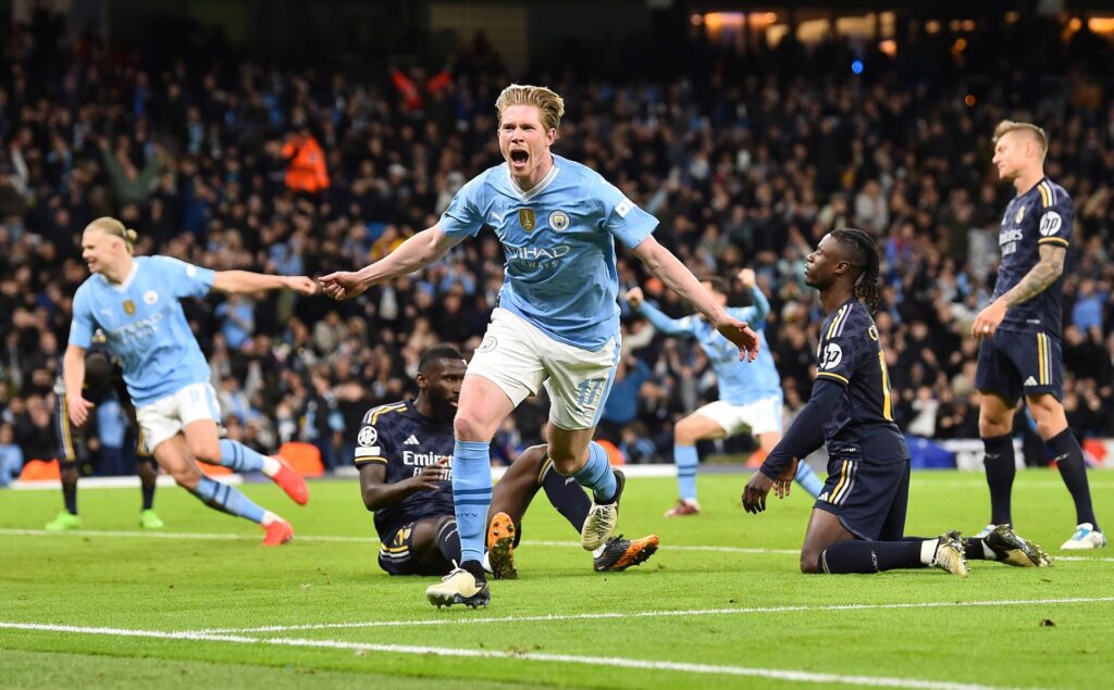 Kevin de Bruyne (C), del Manchester City, celebra su gol durante el partido de la UEFA Champions League que han jugado Manchester City y Real Madrid en Manchester, Reino Unido. EFE/EPA/PETER POWELL