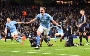 Kevin de Bruyne (C), del Manchester City, celebra su gol durante el partido de la UEFA Champions League que han jugado Manchester City y Real Madrid en Manchester, Reino Unido. EFE/EPA/PETER POWELL