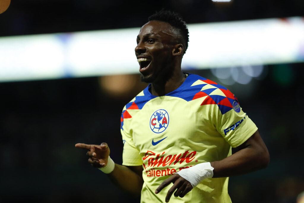 El delantero colombo-mexicano Julián Quiñones aportó este sábado dos dianas en el estadio Azteca de Ciudad de México a la goleada de América por 5-1 a Toluca que elevó al equipo azulcrema al liderato del torneo Clausura en la decimoquinta jornada. EFE/ Sáshenka Gutiérrez