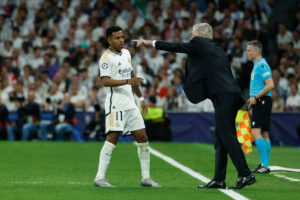 El entrenador del Real Madrid, Carlo Ancelotti, da instrucciones a Rodrygo Goes (i) durante el partido de vuelta de las semifinales de la Liga de Campeones que Real Madrid y Bayern de Múnich disputaron en el estadio Santiago Bernabéu. EFE/Juanjo Martín