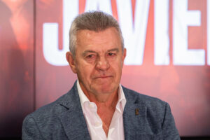 El técnico mexicano Javier Aguirre durante su acto de despedida como entrenador del RCD Mallorca, este jueves en el estadio Son Moix de Palma de Mallorca. EFE. Cati Cladera