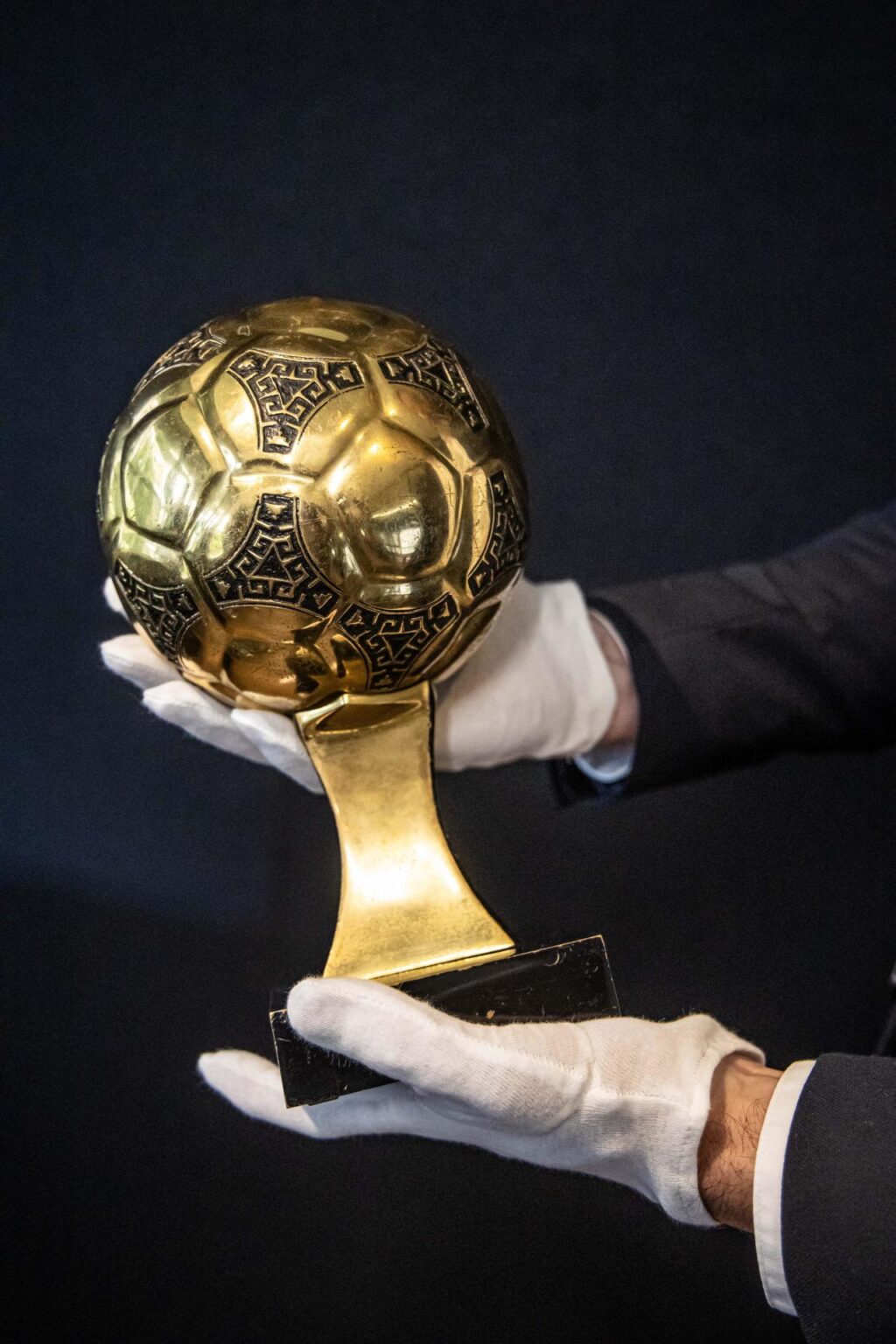 El Balón de Oro que Diego Armando Maradona venció tras ganar el mundial de 1986 con Argentina y que estuvo desaparecido durante 30 años podría subastarse en París el 6 de junio "por varios millones de euros" y establecer así un récord de venta en el área del fútbol. EFE/EPA/CHRISTOPHE PETIT TESSON